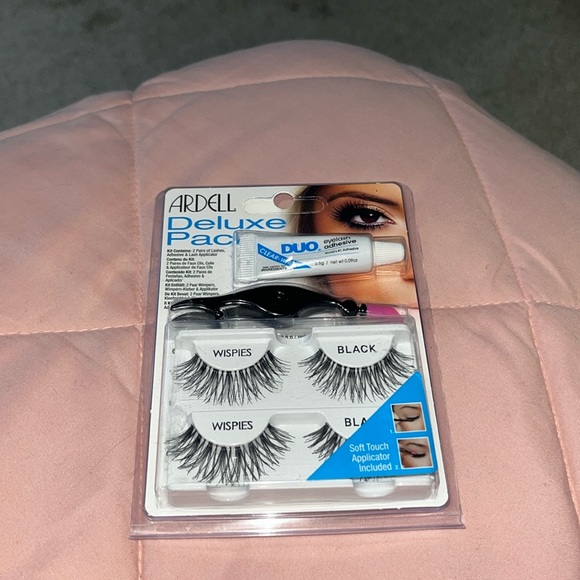 Ardell Deluxe Wispies Fake Eyelashes - Picture 1 of 8